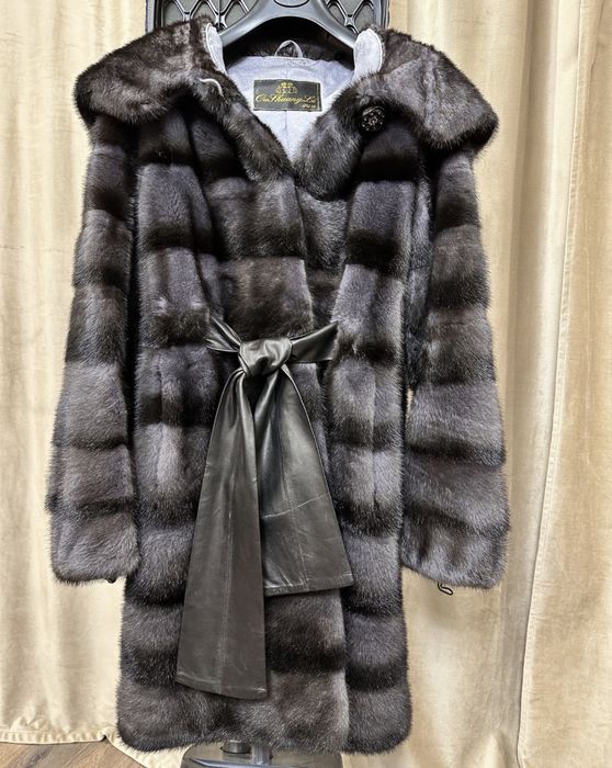 Стильна норкова шуба з шкіряним поясом сіро-голуба