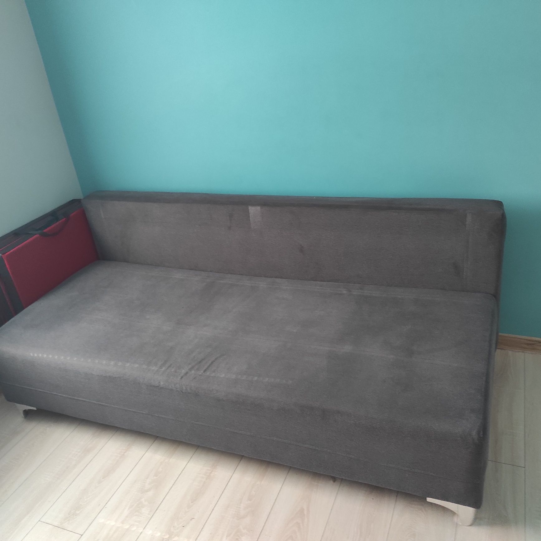 Rozkładana sofa dwuosobowa z pojemnikiem na pościel