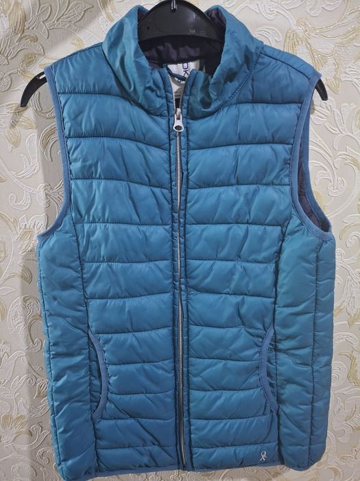 Продам детскую жилетку, безрукавку Okaidi на рост 138 см