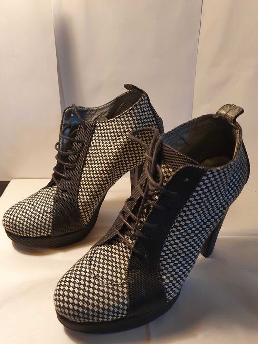 Botim PROOF, muito elegante, tamanho 36, quase novo (usado duas vezes)