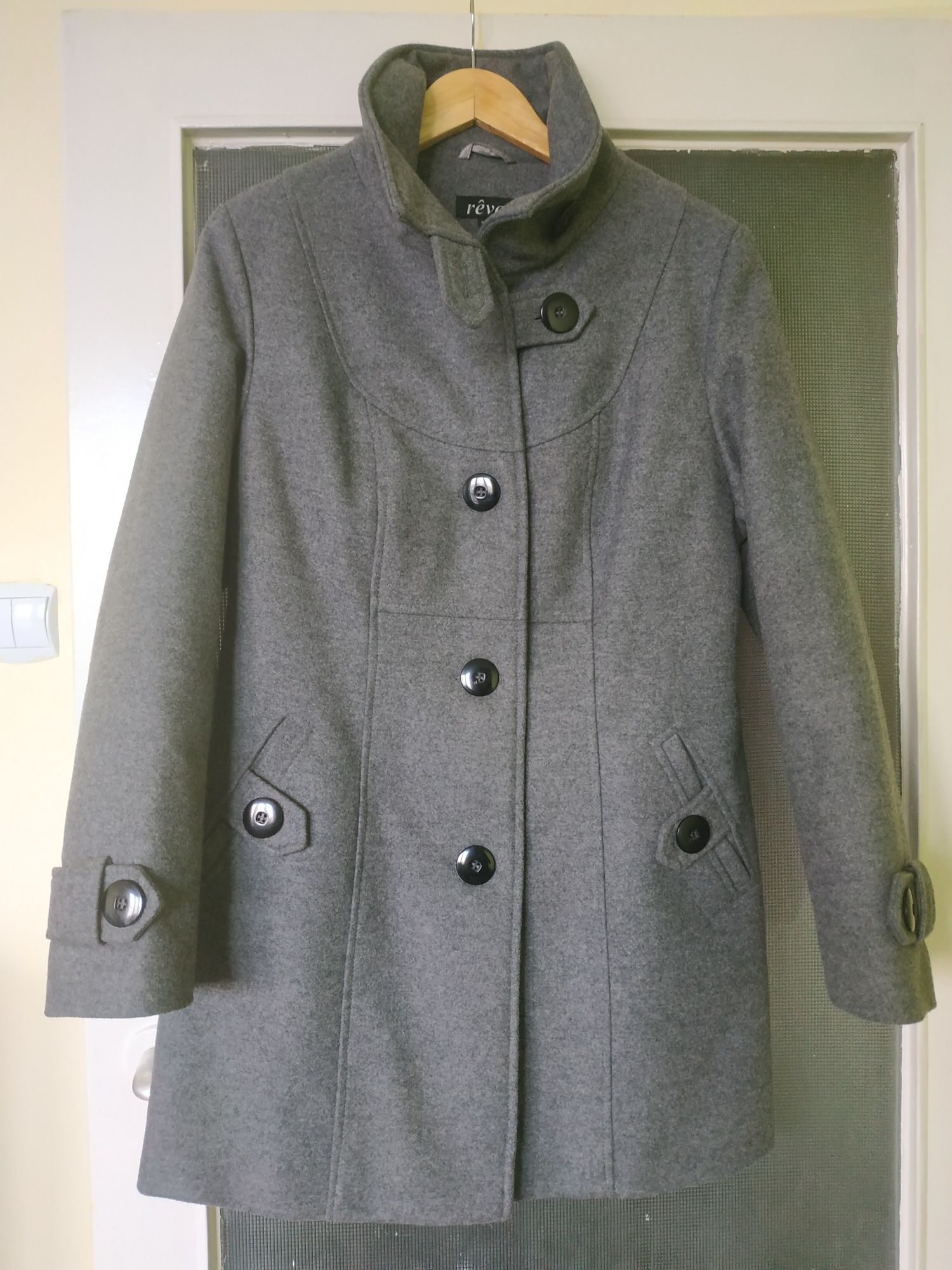 Klasyczny wełniany płaszcz marki Rêve