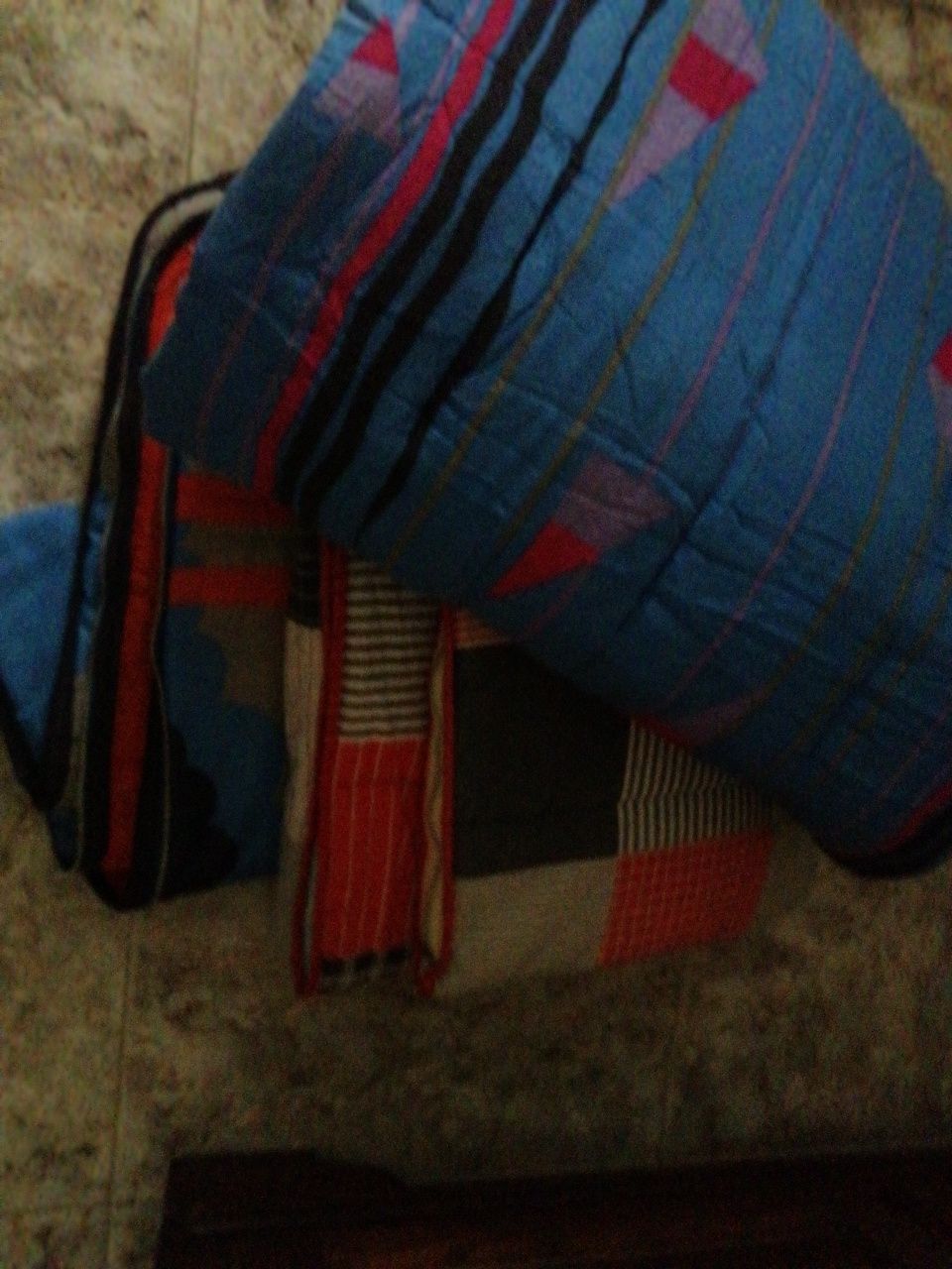 Sacos cama com forro e fecho com diferentes padrões.