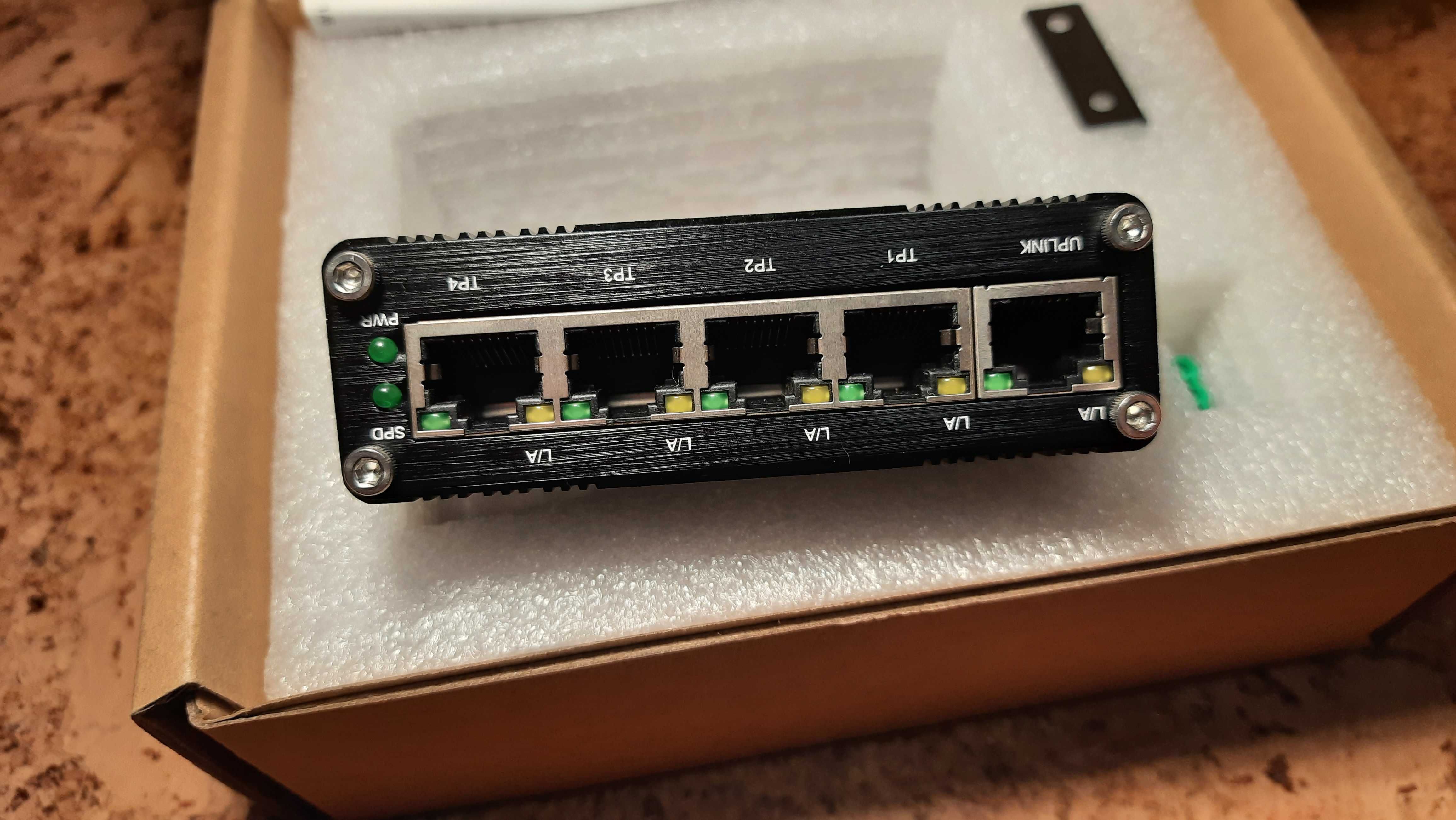 комутатор з PoE Gigabit Ethernet Switch 5-Port Mini Industrial Switch