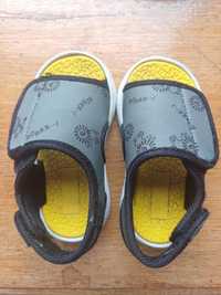 Дитяча обув (сандалі на липучці, шльопкі, crocs)