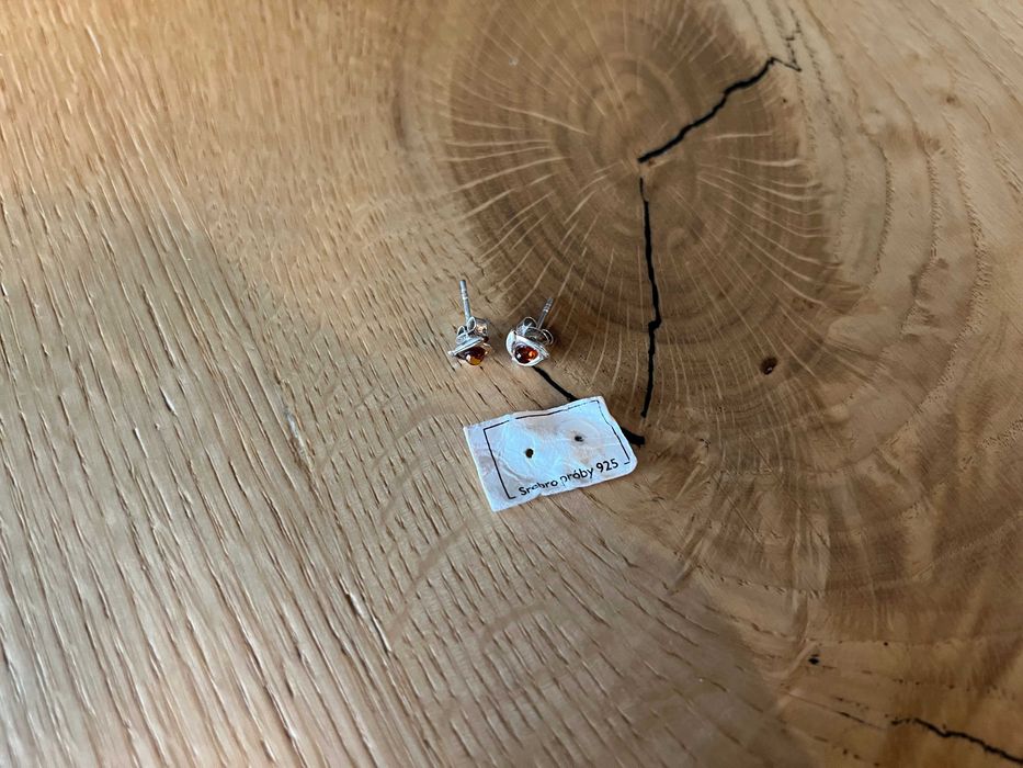 Srebrne kolczyki z bursztynem, wciskane, kształt trójkąta, próba 925