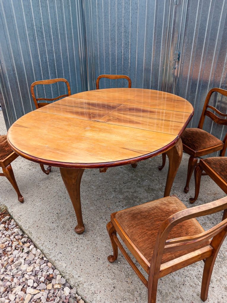 Okrągły, rozkładany stół z '60 z krzesłami.