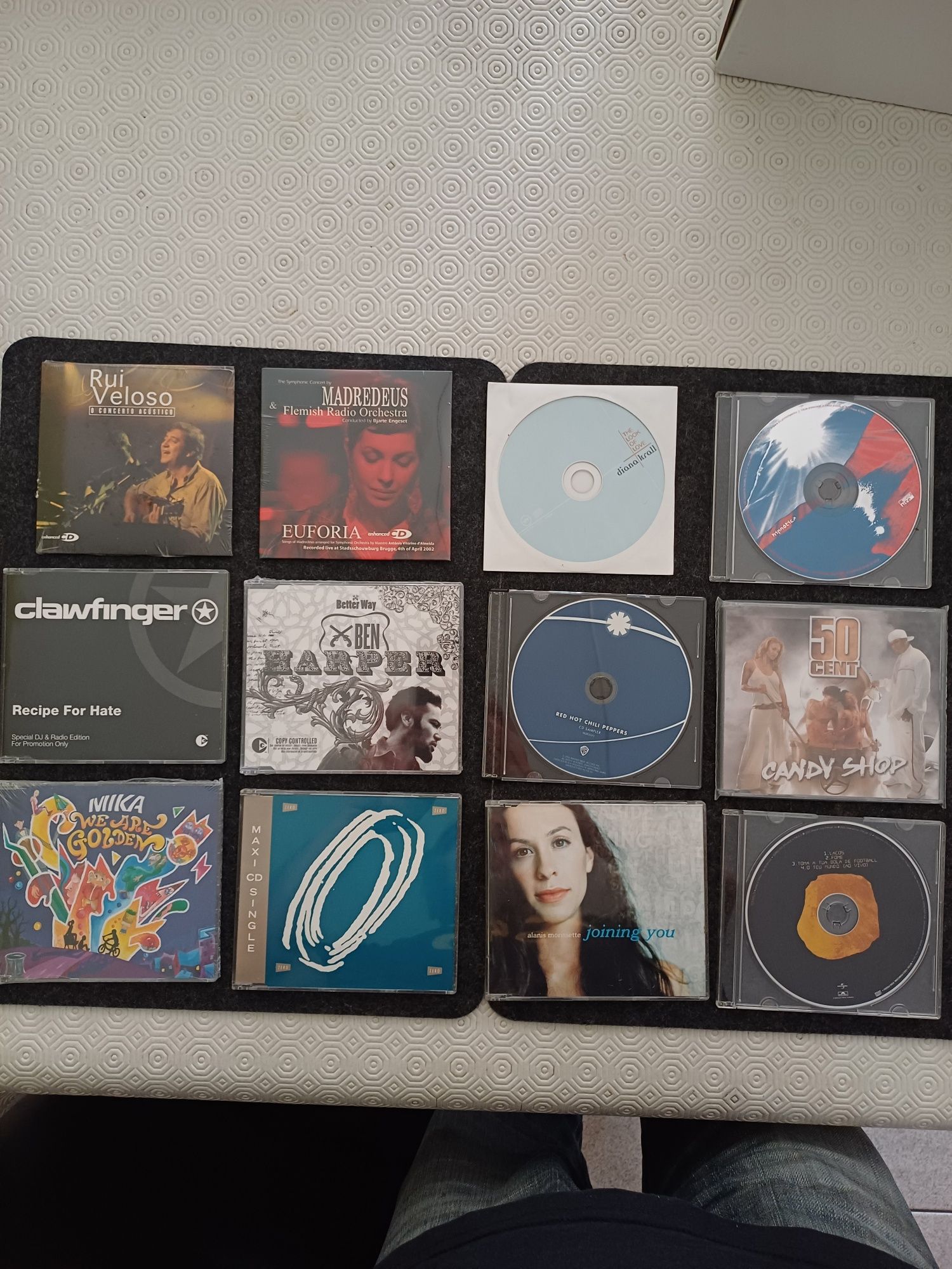 12 cds single alguns fechados