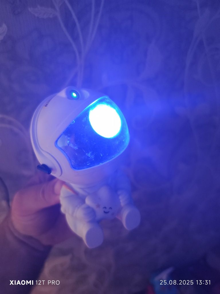 Продам игрушка для детей космонавт ночник