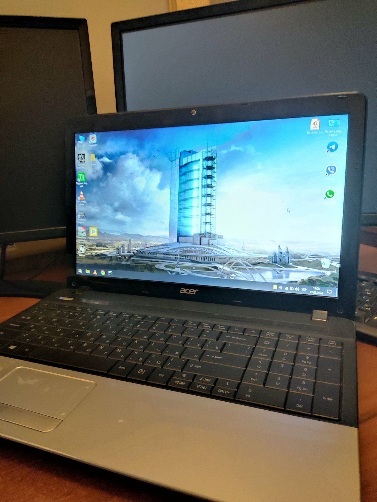 Ноутбук ACER Aspire E1-521