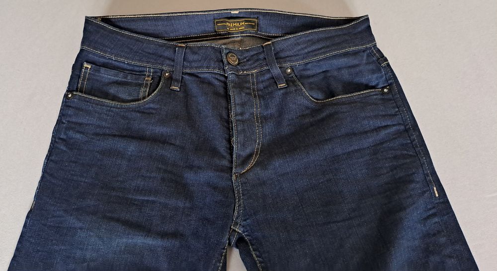 Spodnie Jack & Jones, stan bardzo dobry, lekko rozszerzane, R 31/32