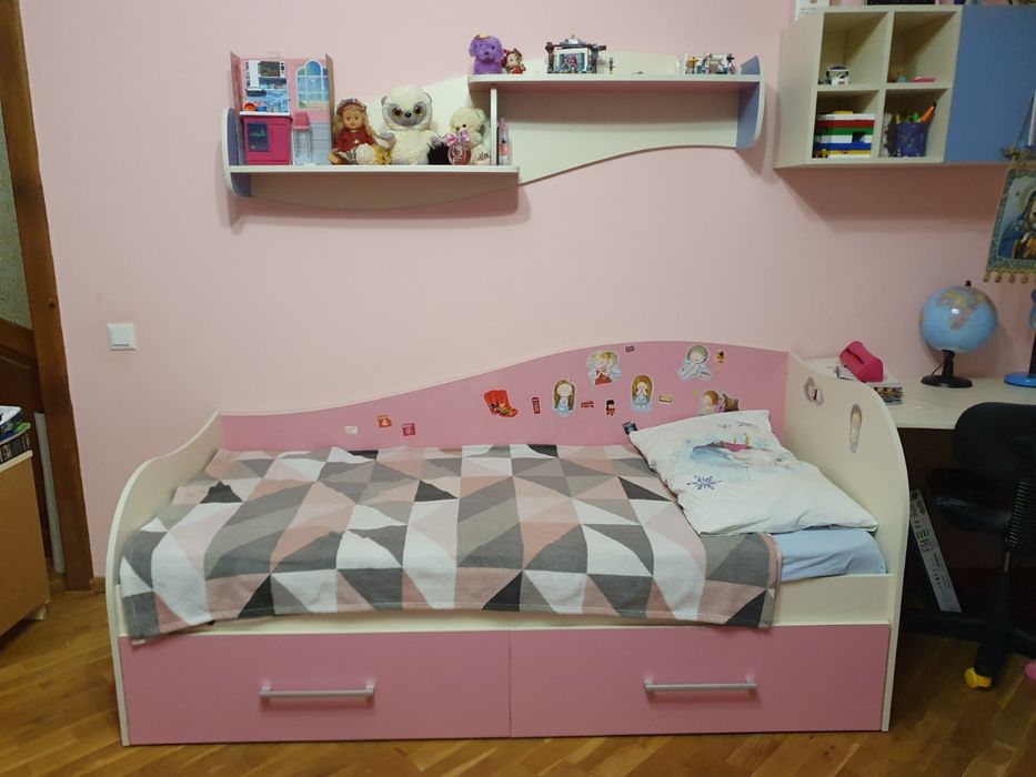Ліжко для підлітка та поличка