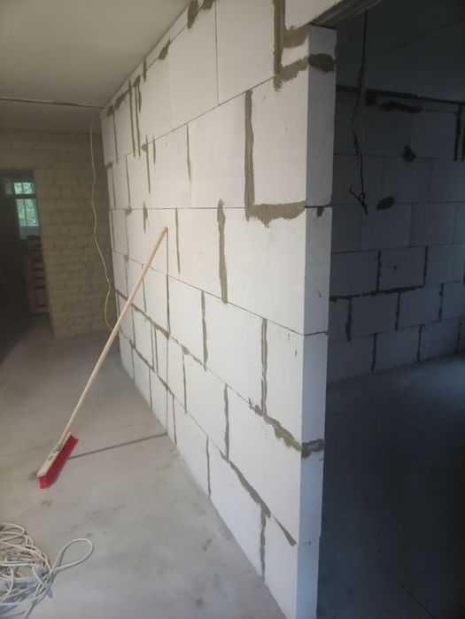 Каменьщики   Кладка газобетона . Кладка кирпича.  Бетонные работы