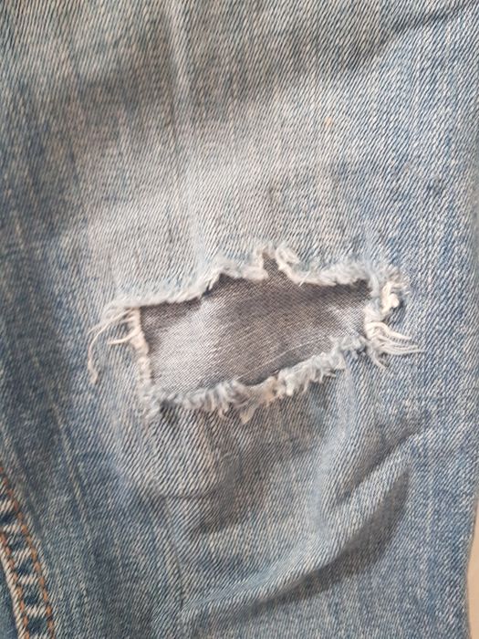 Skinny Jeansy z potarganymi nogawkami