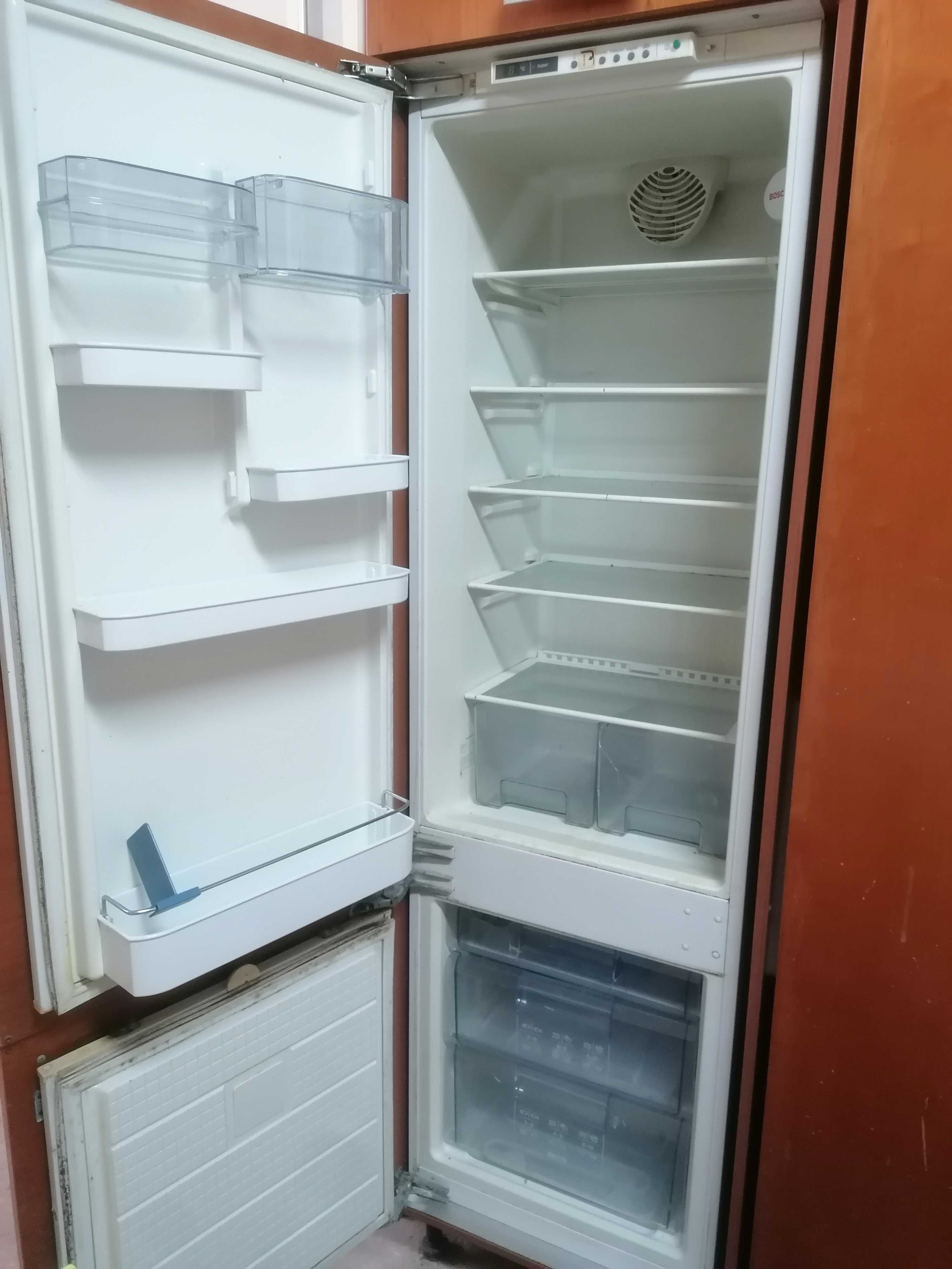 Frigorífico com móvel incorporado