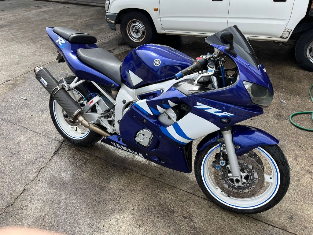 Yamaha R6 2000 .