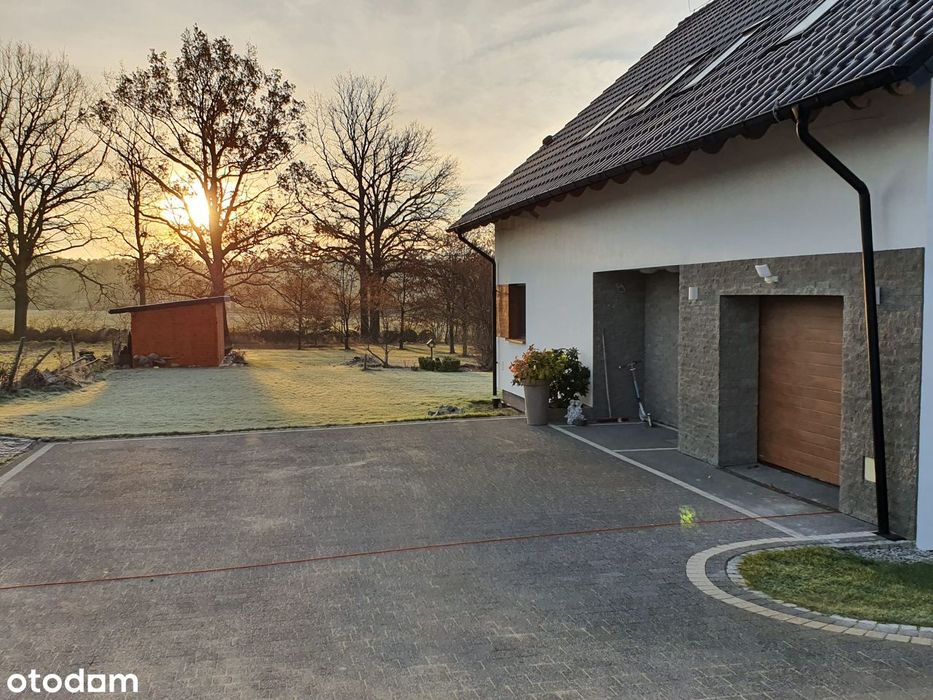 Piękny przestronny dom/Spokojna i cicha okolica/Niskie koszta utrzyman