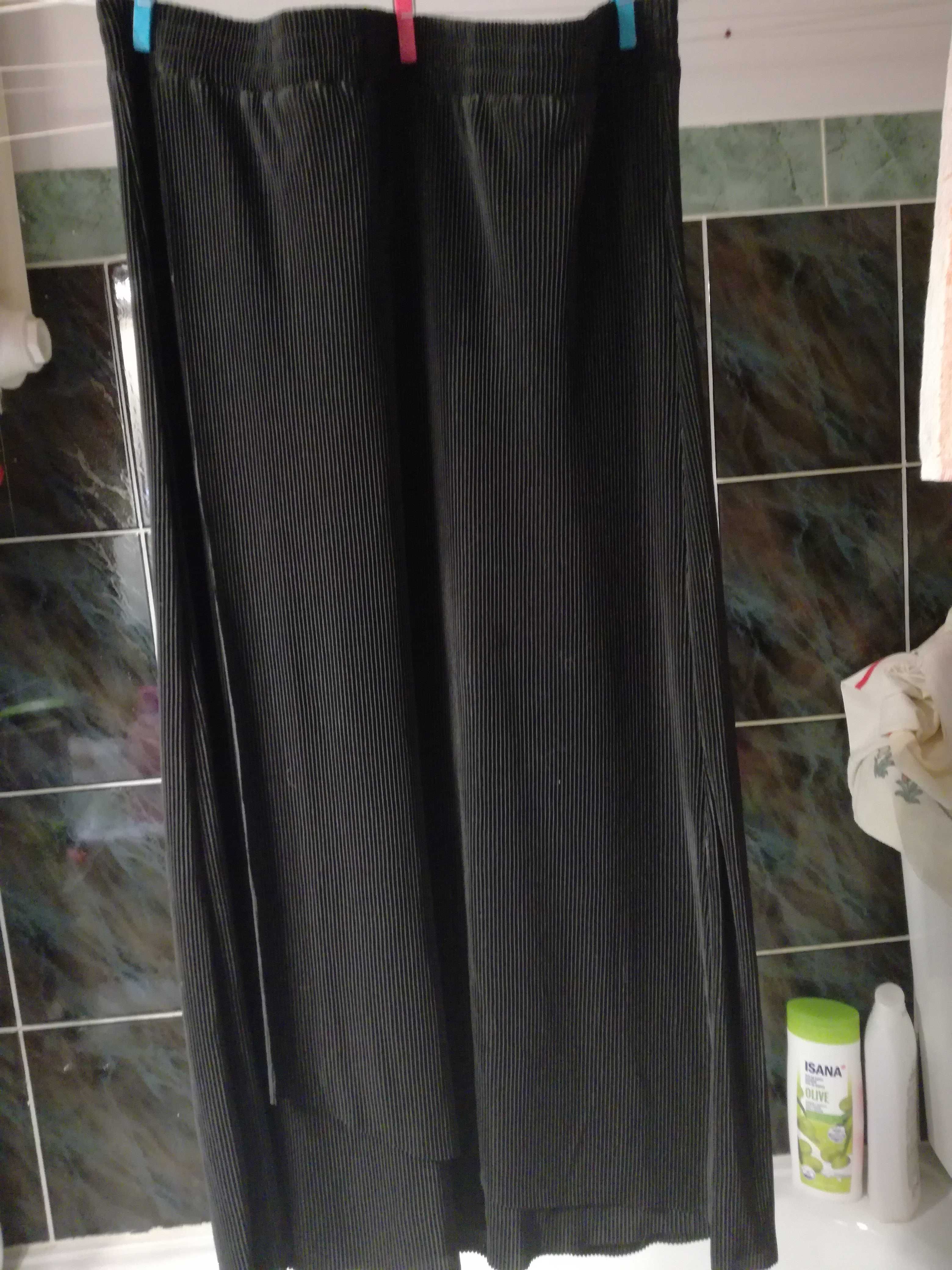Czarna drobno plisowana spódnica