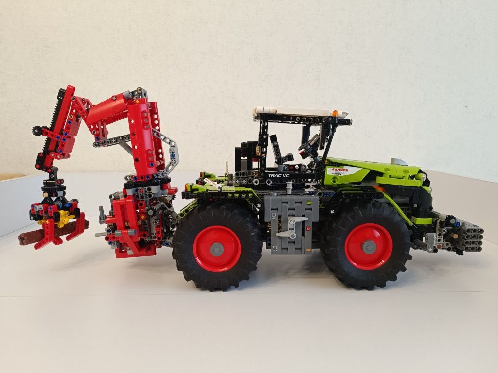 Lego Technic Трактор CLAAS XERION 5000 TRAC VC (42054)