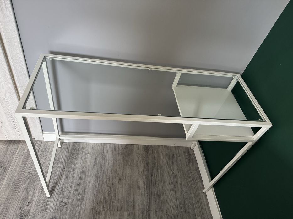Bialy szklany stolik konsola Ikea vittsjo