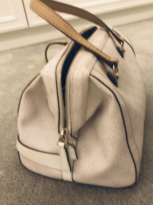 Guess torebka w kolorze delikatnego różu (nowa prawie)