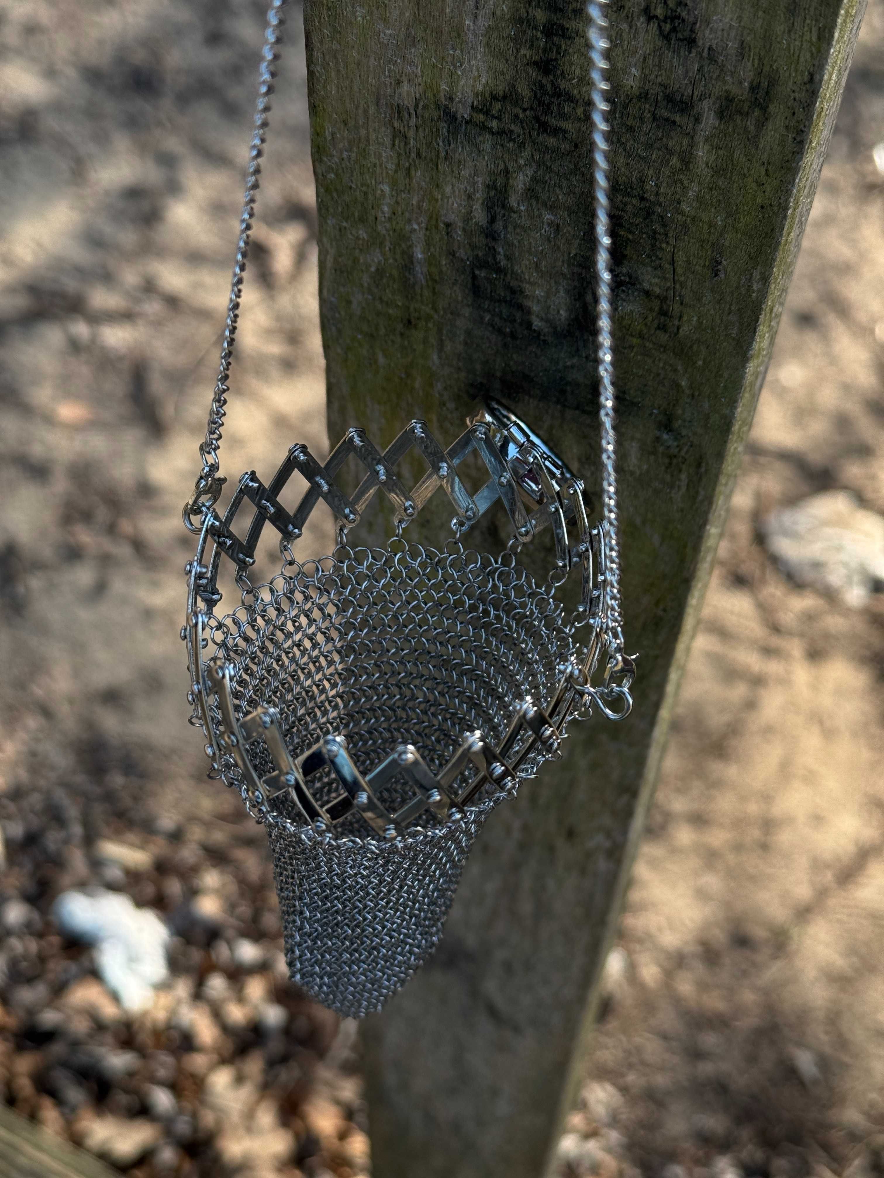 Unikalna sakiewka z metalu – handmade, łańcuszek