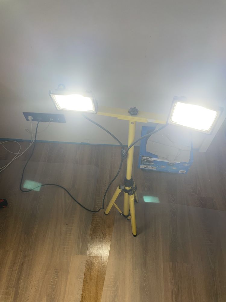 Projektor lampa warsztatowa przenośny naświetlacz