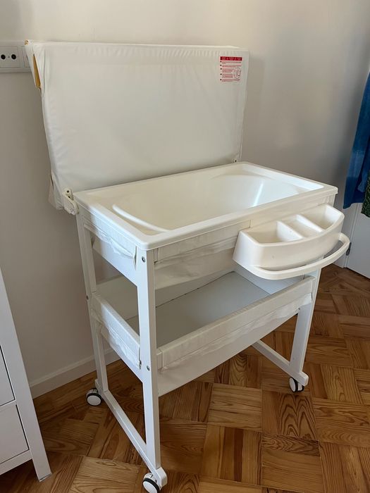 Muda fraldas móvel c/banheira Trama + Cadeira de papa IKEA c/tabuleiro