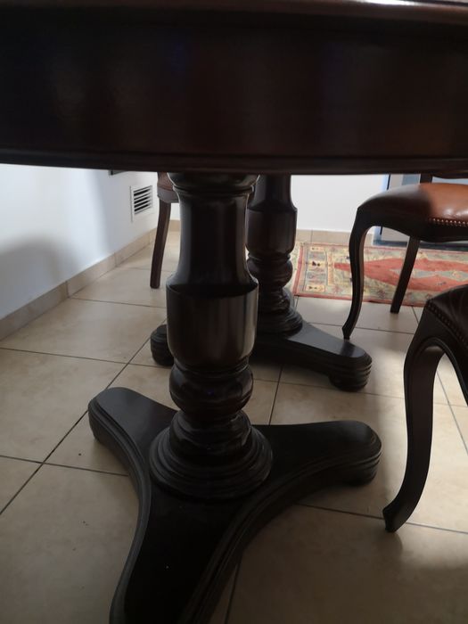 Vendo mesa de sala totalmente em mogno.. Sem Marca de uso.. Como nova.