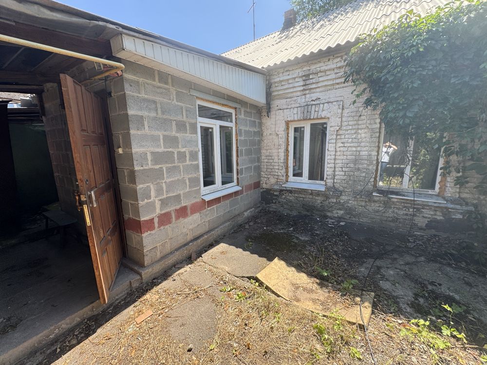 Продається будинок в центрі міста .