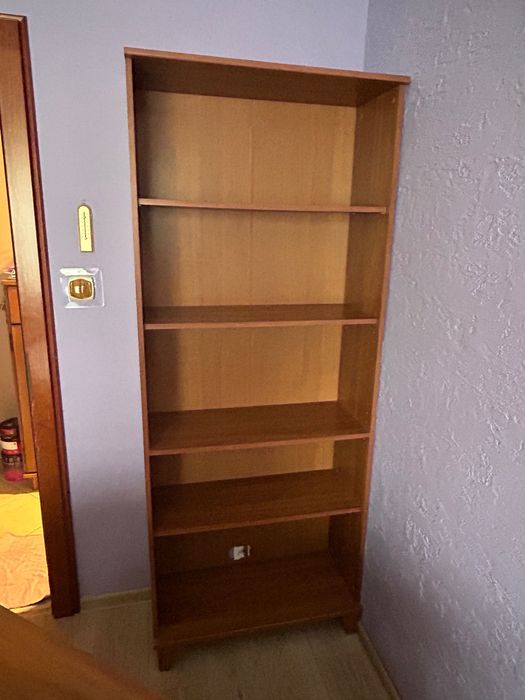 Regał brązowy z półkami