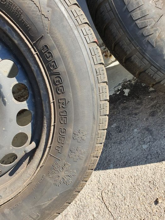 Продам зимнюю резину вместе с дисками 195/65 R15