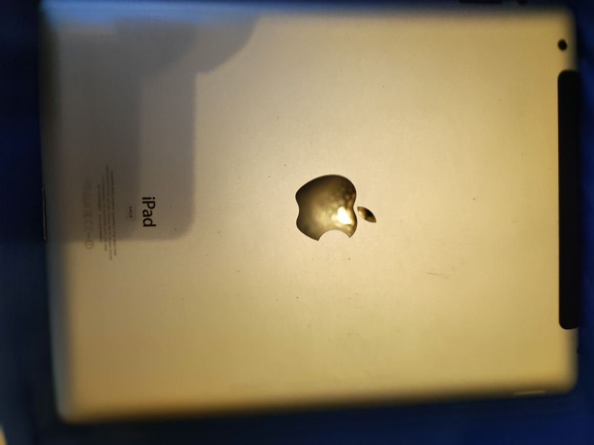 iPad 2, 64 GB  з чохлом