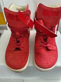 Botas vermelhas, marca Birkenstock