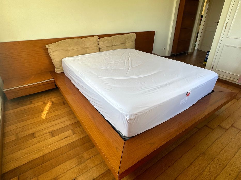 Cama de casal MODERNA  toda em madeira cerejeira, como nova.