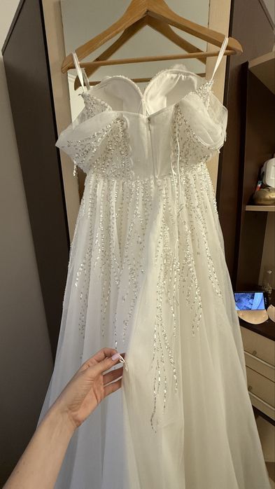 Весільна сукня з розрізом