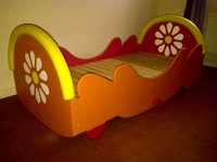 Cama de madeira para crianças. Wooden Upsy Daisy Kids Bed.