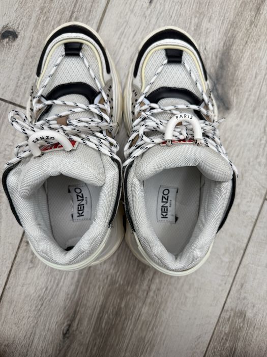 Снікери Kenzo.