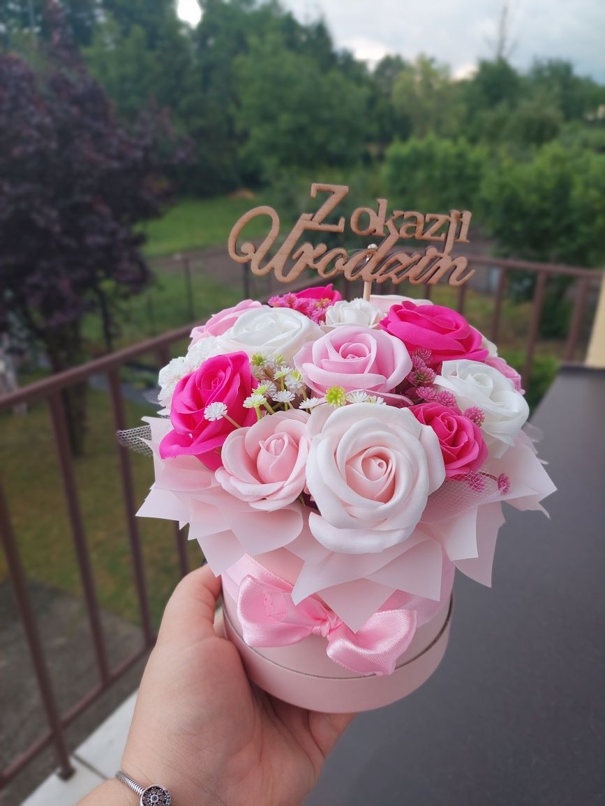 Flowerbox z pachnących różyczek mydlanych na każdą okazję