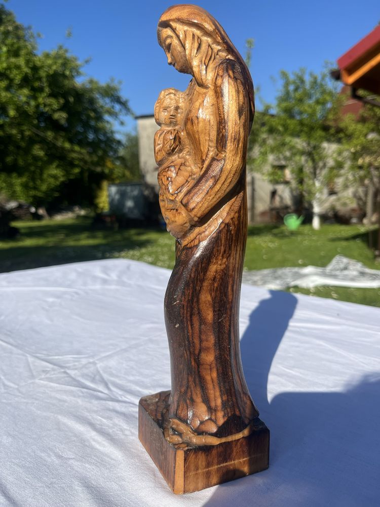 Drewniana figura matki boskiej