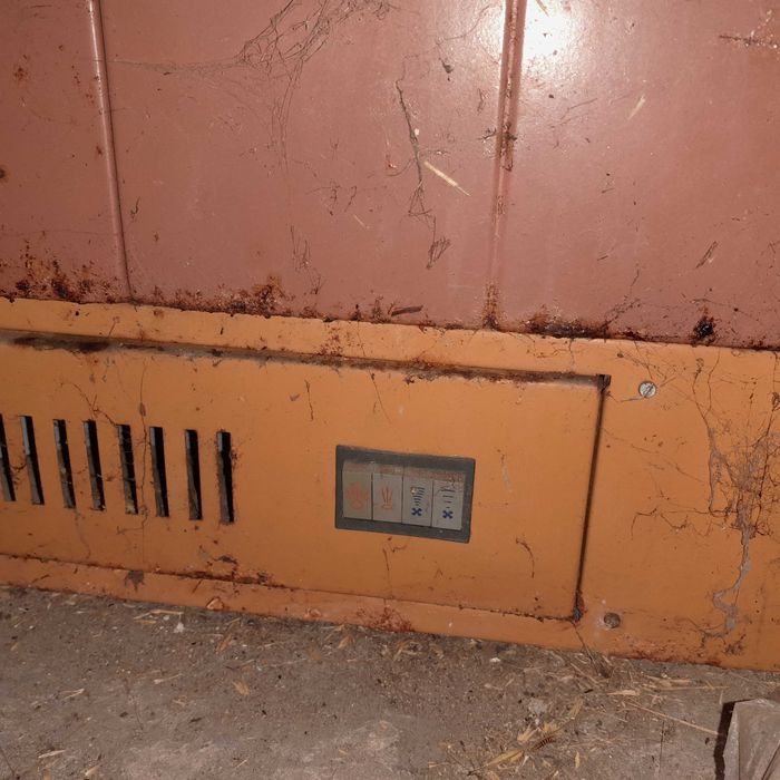 Stary piec elektryczny  szamotowy skansen