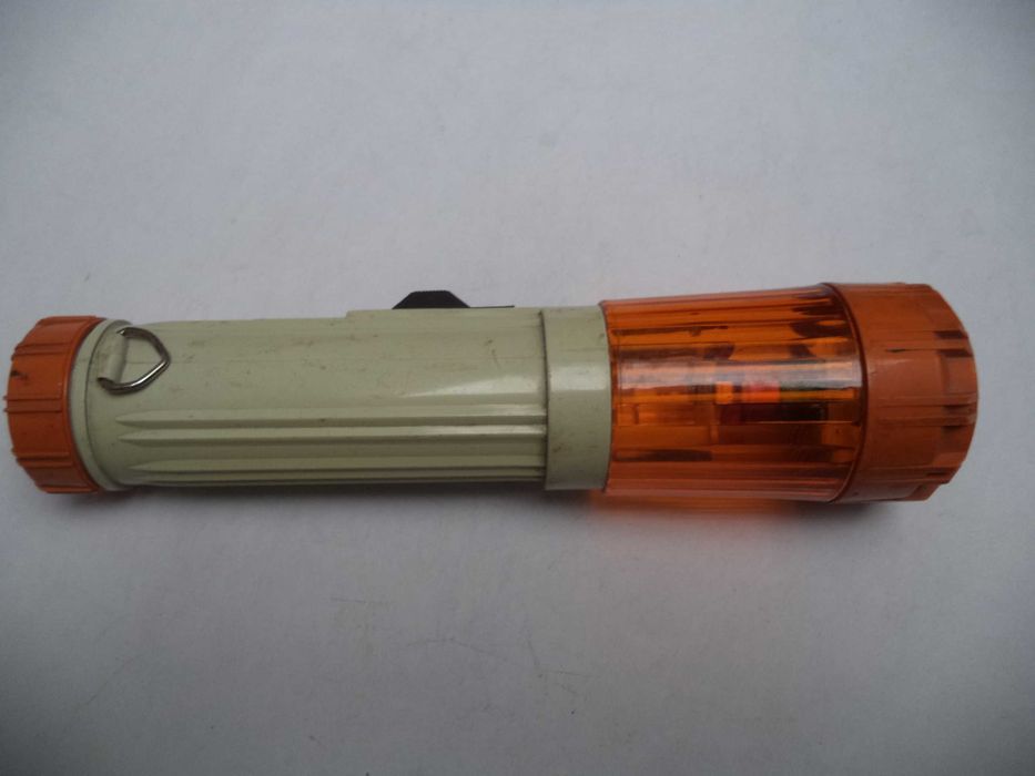 Stara latarka sygnalizacyjna kolorowa z lat 80. niesprawna