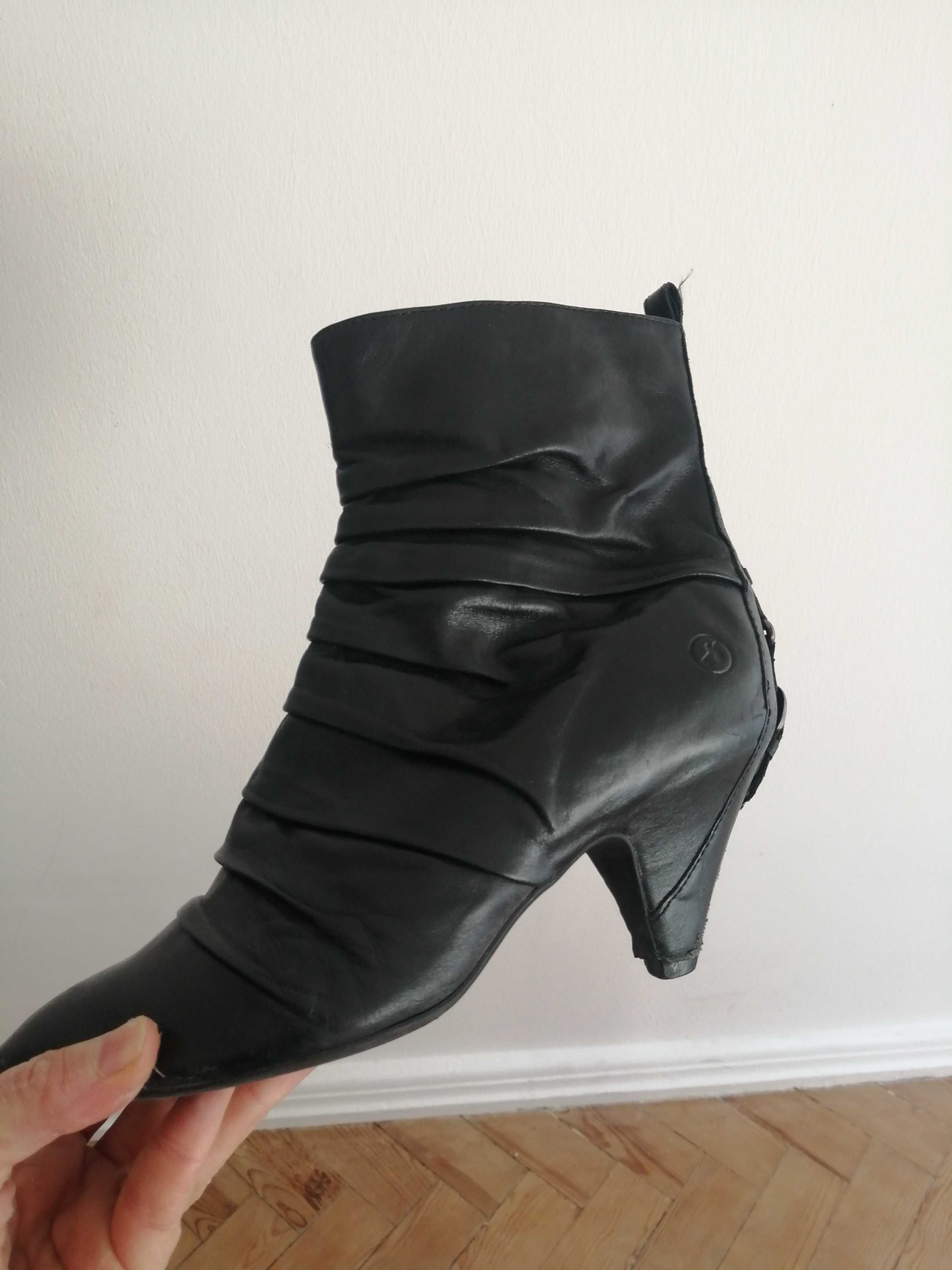 Botas pretas de cano médio em pele verdadeira