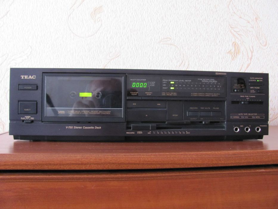 Продаю касетна дека TEAC  V750