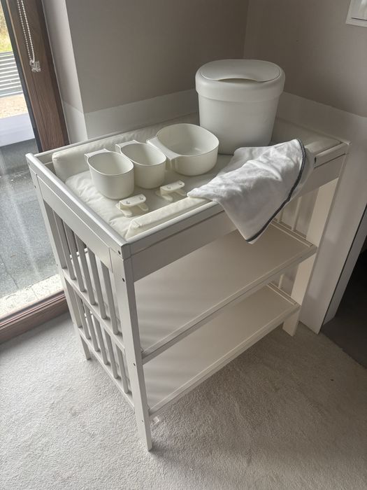 Biały przewijak ikea Gulliver, kosze onsklig i nowy pokrowiec vadra