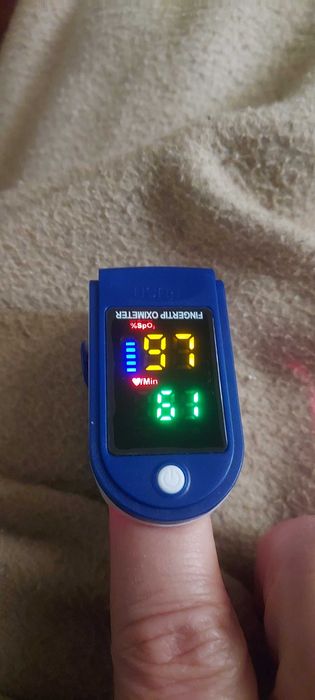 MEDIDOR DE OXIGÉNIO NO SANGUE E PULSAÇÕES CARDÍACAS. IMBATÍVEL. FOTOS.