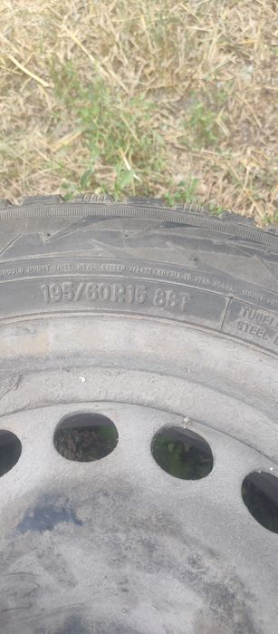 Шини тойо зима 4шт. 195/60 радіус 15, майже нові..