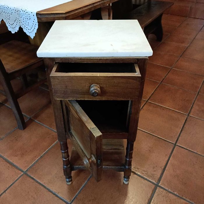 Mesa de cabeceira antiga com pedra mármore - Peça Vintage