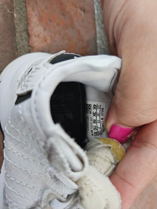 Tenis brancos - Adidas (tam 19) optimo estado 

Tenis com pouco uso, e
