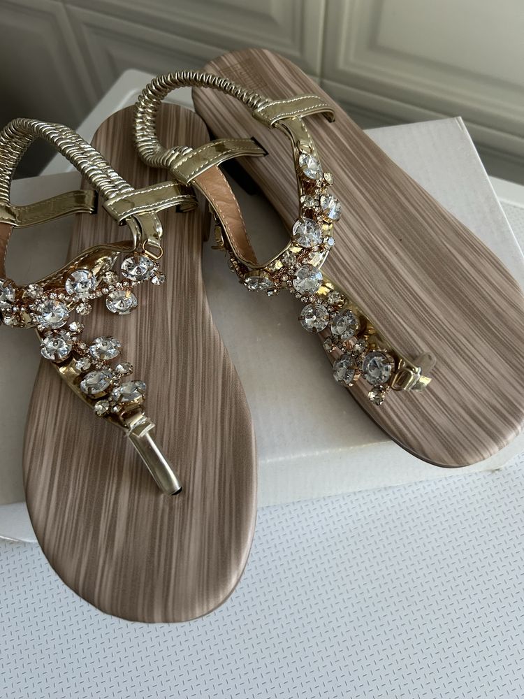 Sandalias lindas rasas da moda
