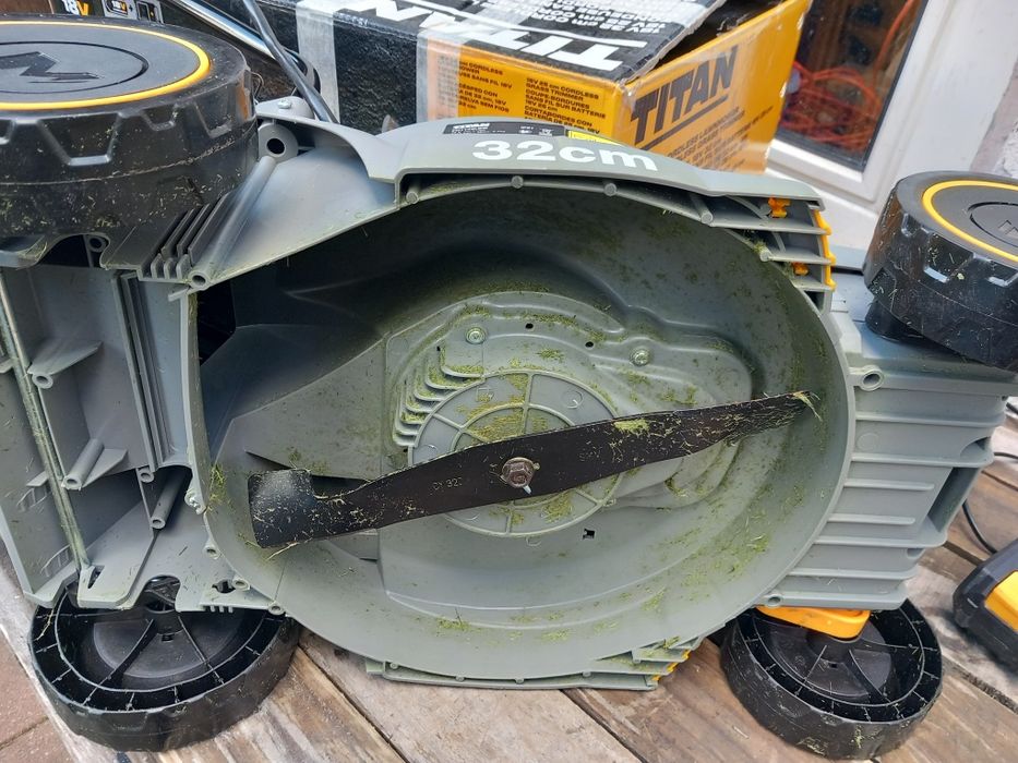 Zestaw Kosiarki Akumulatorowej TITAN 18V 32 cm i Podkaszarki 23cm